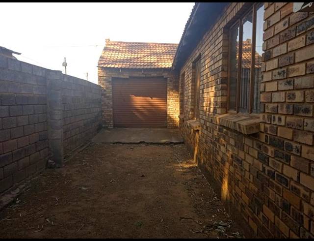 4 BEDROOM HOUSE FOR SALE IN SLOVOVILLE